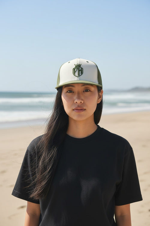 【FoseKift】 No.13 FKクラウンシールド刺繍フラットCAP｜オリーブグリーン × ホワイト